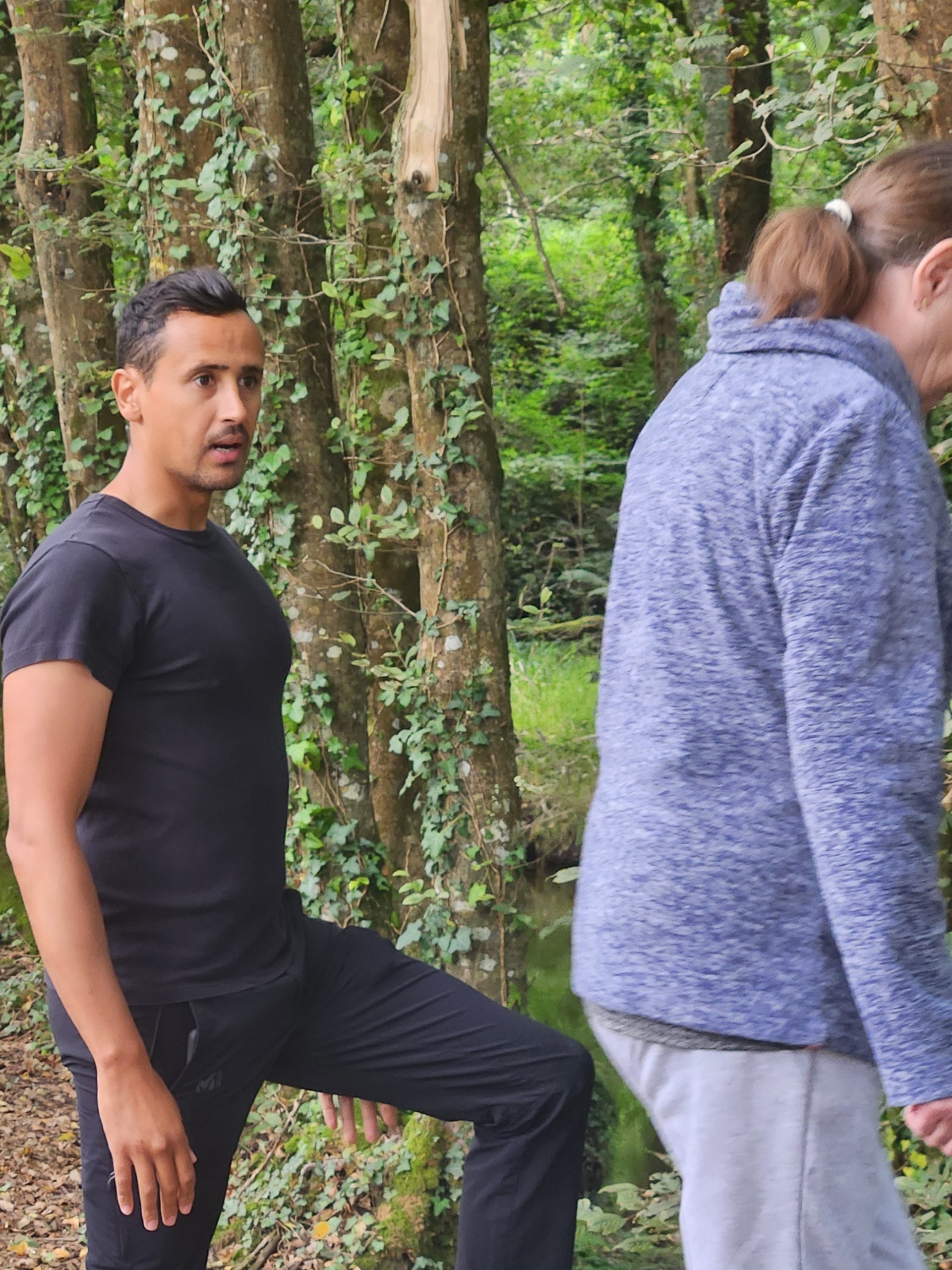 Ismaël Guedi accompagnant une participante lors d’une séance d’activité physique adaptée OXYPULSE